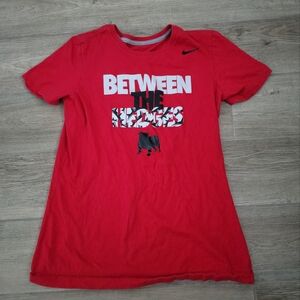 University Of Georgia Bulldogs Nike DriFit NCAA Between The Hedges TShirt Kids L
